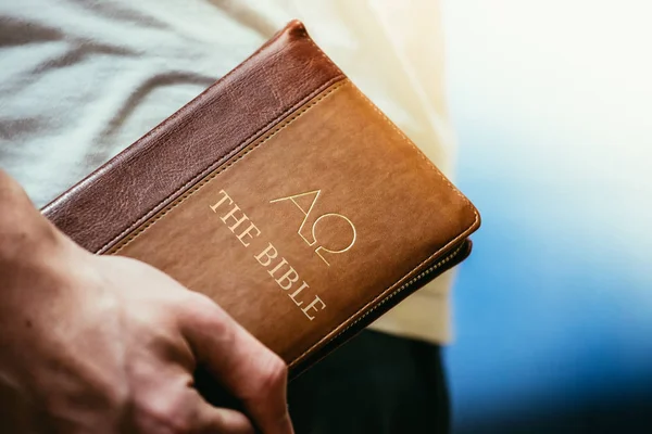 Predicador cristiano: El joven sostiene la Biblia, ora — Foto de Stock