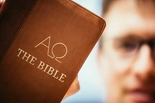 Predicador cristiano: El joven sostiene la Biblia, ora — Foto de Stock