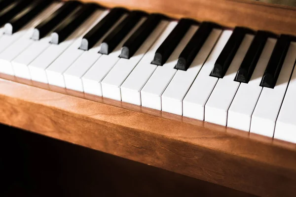Ρουστίκ πιάνο: Κλείστε την εικόνα των κλασικών κλειδιών πιάνου, — Φωτογραφία Αρχείου