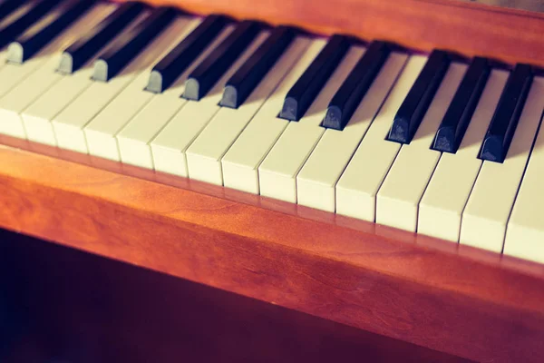 Piano rústico: imagen de cerca de las teclas de piano clásicas, selectiv — Foto de Stock