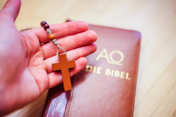 El hombre está rezando: Rosario en las manos, Santa Biblia en el trasfondo — Foto de Stock