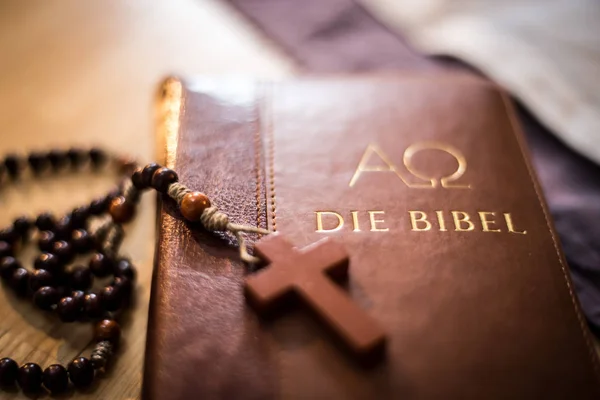 Santa Biblia y rosario: Biblia cristiana y rosario en una madera de — Foto de Stock