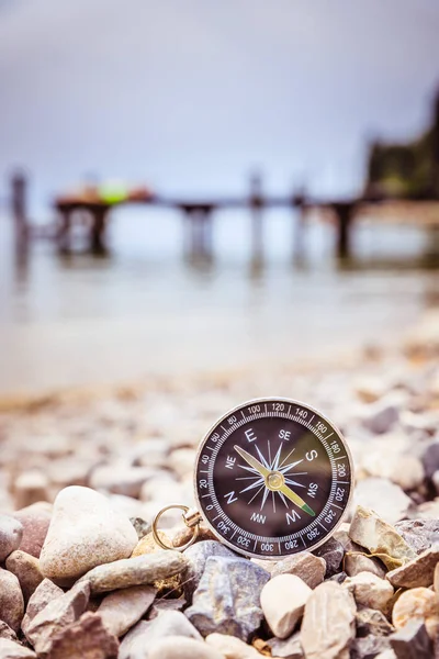 Kompass am Strand, kleine Steine, Textfläche — Stockfoto