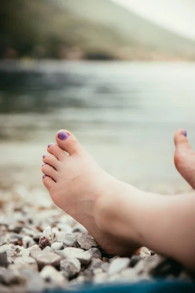 해변에서 보라색 매니큐어와 발, 휴식 — 스톡 사진