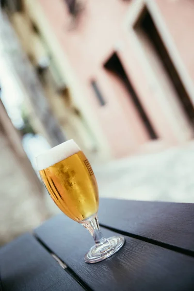Desfrutando de um copo de cerveja nos feriados, Itália — Fotografia de Stock