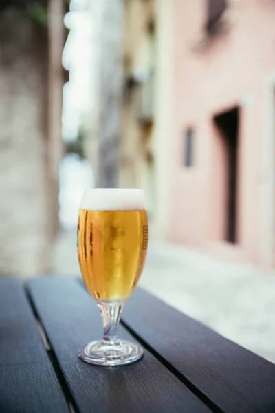 Njut av ett glas öl på semester, Italien — Stockfoto