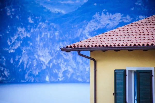 Dach eines italienischen Hauses, rote Schindeln — Stockfoto