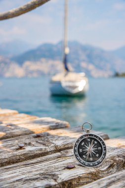 Yelken: ahşap rıhtım iskelesi üzerinde deniz pusulası. Yelkenli tekneler içinde 