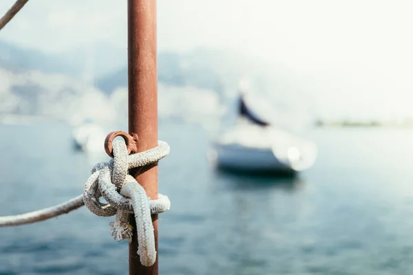 Sailing: sailing rope on wooden dock pier. Sailing boats in the — Stock Photo, Image