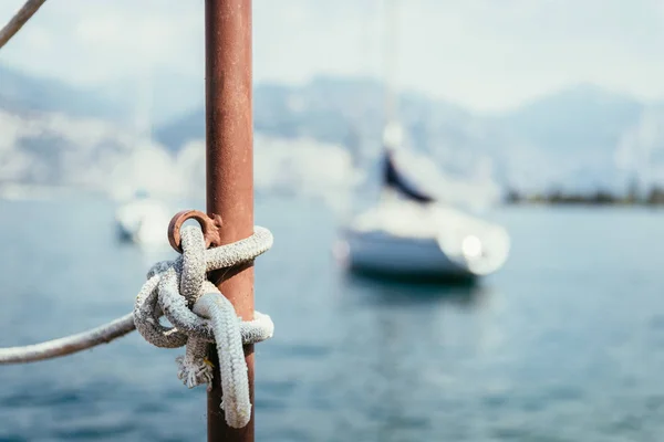 Sailing: sailing rope on wooden dock pier. Sailing boats in the — Stock Photo, Image