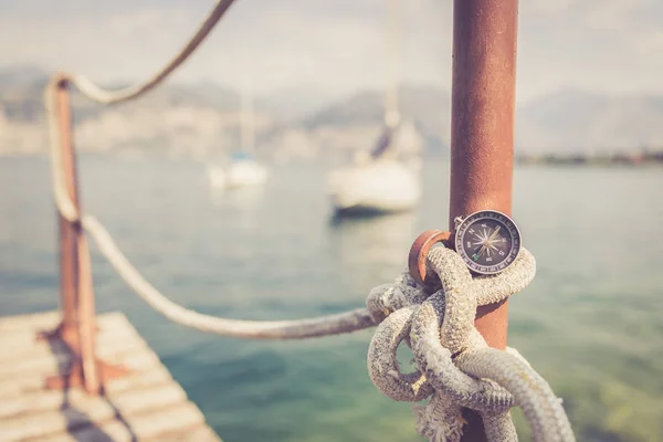 Sailing: nautical compass on a sailing rope, pier. Sailing boats — Stock Photo, Image