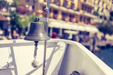 Tekne turu: Tekne zili ile tekne yay, masmavi su üzerinde görünümü, 