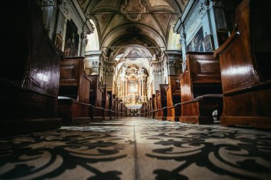 Tarihi Katolik kilisesi: Arka arkaya ahşap pews ve sunak genişliği c