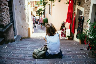 yaz tatili zevk: genç kız taşlı oturuyor 