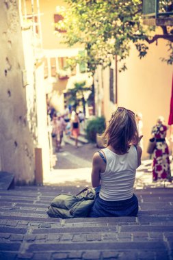 yaz tatili zevk: genç kız taşlı oturuyor 