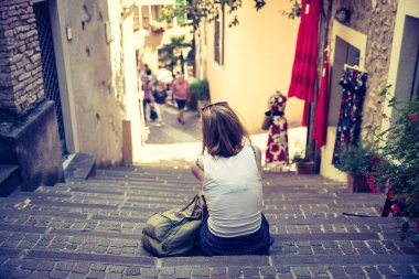 yaz tatili zevk: genç kız taşlı oturuyor 