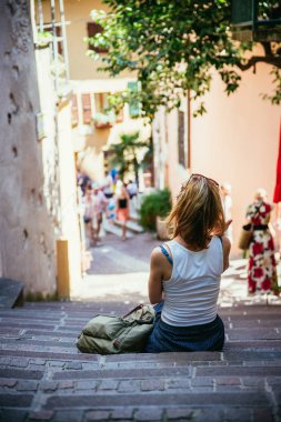 yaz tatili zevk: genç kız taşlı oturuyor 