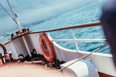 Tekne turu: Güvenlik şamandırası ile tekne yay, masmavi su üzerinde görünümü