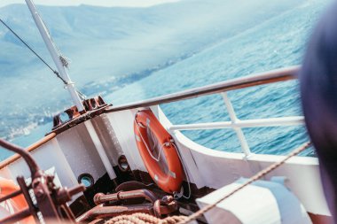 Tekne turu: Güvenlik şamandırası ile tekne yay, masmavi su üzerinde görünümü