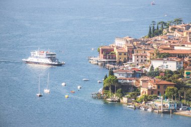 İtalya'da pastoral sahil manzarası: Mavi su ve sevimli bir villag
