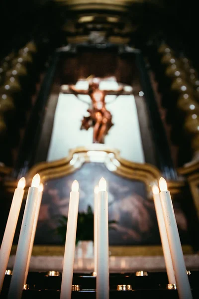 Iglesia católica Awestruck en Italia con velas eléctricas — Foto de Stock