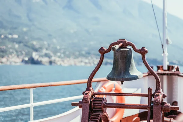 Boat tour: Boat bow with boat bell, view over azure blue water, — Stock Photo, Image