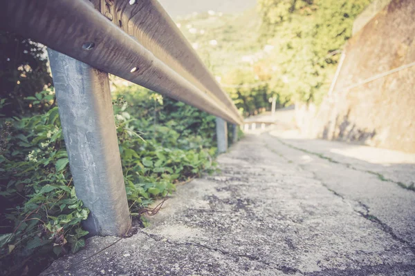 Geländer auf einer verlassenen, asphaltierten italienischen Straße — Stockfoto