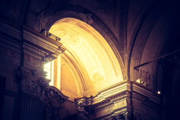 A luz está brilhando através de uma janela em um histórico católico c — Fotografia de Stock