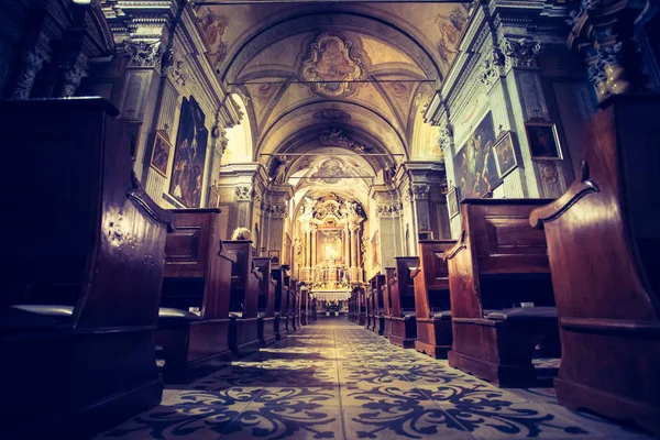 Historische katholieke kerk: houten banken in een rij en altaar breedte c — Stockfoto