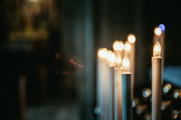Katolický kostel v Itálii s elektrickými svíčkami — Stock fotografie