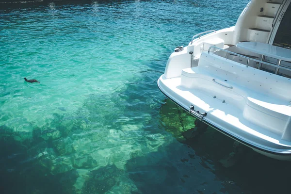 La parte trasera del yate y el agua hermosa azul, las vacaciones de verano —  Fotos de Stock