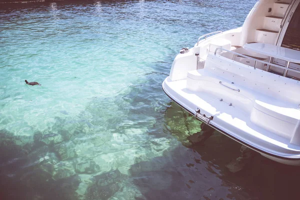 La parte trasera del yate y el agua hermosa azul, las vacaciones de verano — Foto de Stock