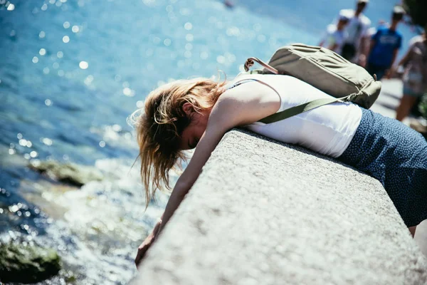피곤한 여성 관광객이 난간 위로 구부러지고 있습니다. — 스톡 사진