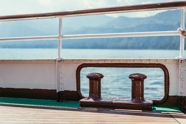 Boat tour: Boat railing, view over azure blue water and mountain — Stock Photo, Image