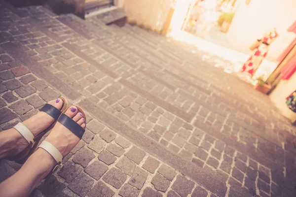 Sandals in the holidays: Womans legs wearing sandals. — Stock Photo, Image