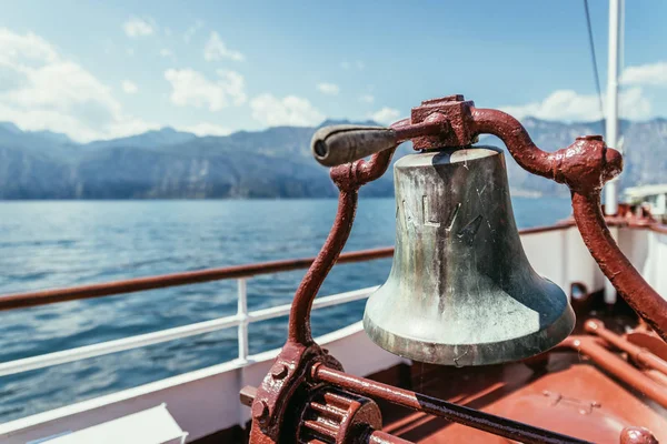 Boat tour: Boat bow with boat bell, view over azure blue water, — Stock Photo, Image