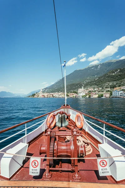 Paseo en barco: Proa del barco, vista sobre el agua azul azur, pueblo y mou — Foto de Stock