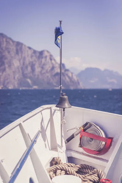 Boat tour: Boat bow, view over azure blue water and mountain ran — Stock Photo, Image