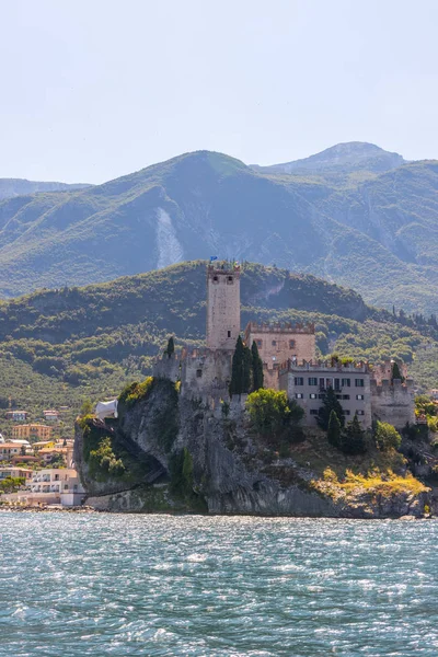 Idyllisch kust landschap in Italië, gevangen genomen vanaf het water. Blu — Stockfoto