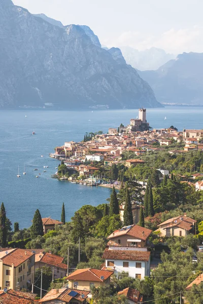 Paysage côtier idyllique en Italie : L'eau bleue et un joli village — Photo