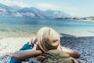 Bikini hasır şapka ile güzel genç kız pe yatıyor