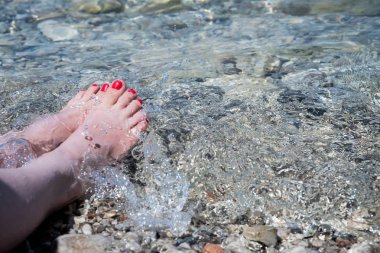 Güzel kız bir kristal berraklığında su içine onu yem tutar 