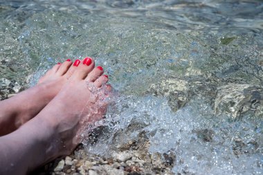 Güzel kız bir kristal berraklığında su içine onu yem tutar 