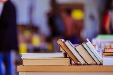 Hayırseverlik kitap bit pazarı, metin alanı, kitap yığını