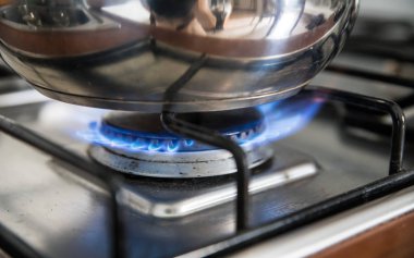 Mutfakta gaz, su tenceresi ile pişirme