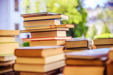 Hayırseverlik kitap bit pazarı, metin alanı, kitap yığını