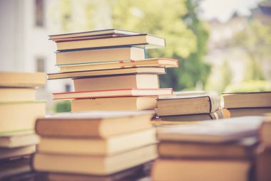 Hayırseverlik kitap bit pazarı, metin alanı, kitap yığını