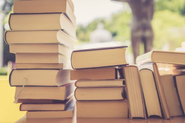 Hayırseverlik kitap bit pazarı, metin alanı, kitap yığını