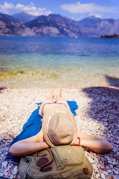 비키니에 밀짚 모자와 아름다운 어린 소녀는 pe에 누워있다 — 스톡 사진