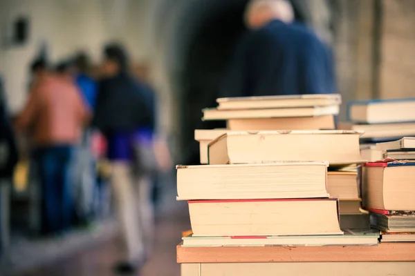 Montón de libros en un mercadillo de libros de caridad, espacio de texto — Foto de Stock